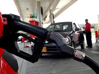 El gobierno mantiene estables los precios de combustibles