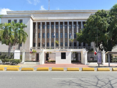 El Ministerio de Educación ofrece bono de 500 dólares para colegiaturas privadas debido a la escasez de cupos