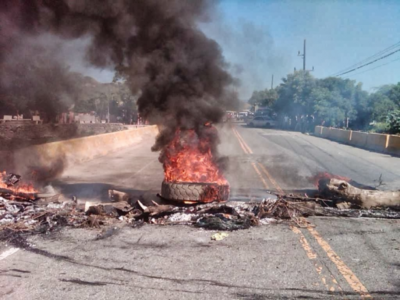 Protestas en Azua: Residentes de La Placeta exigen soluciones a apagones recurrentes