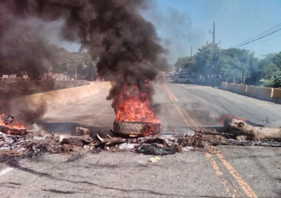 Protestas en Azua: Residentes de La Placeta exigen soluciones a apagones recurrentes