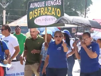 Maestros protestan en marcha contra la explotación minera en San Juan