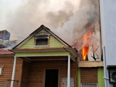 Menor es acusado de encender vivienda en santiago