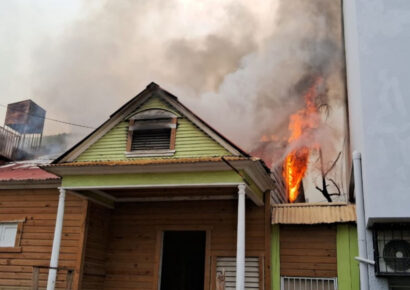 Menor es acusado de encender vivienda en santiago