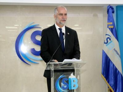 Superintendente de bancos, Alejandro Fernández W, busca aumentar inclusión bancaria al 70% en cuatro años