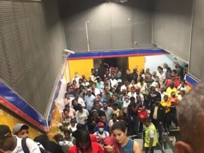 Aglomeraciones y largas filas en el Metro de Santo Domingo