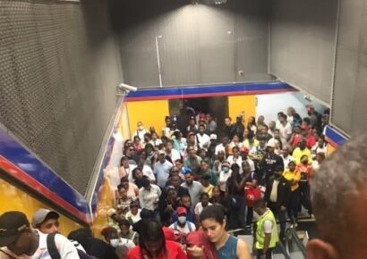 Aglomeraciones y largas filas en el Metro de Santo Domingo