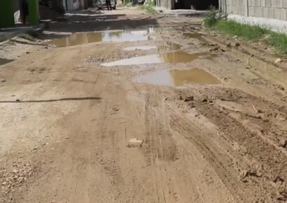 «Residentes de  sector Francisco del Rosario Sánchez claman por la reparación de Calle y  abastecimiento de Agua»