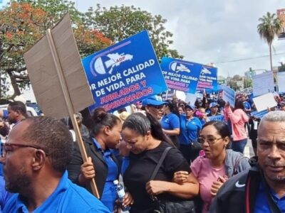 Docentes protestan por cancelación de profesores y condiciones de infraestructura escolar