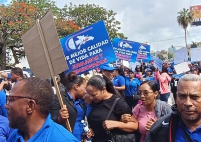 Docentes protestan por cancelación de profesores y condiciones de infraestructura escolar