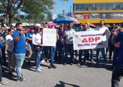 Protestas en Azua: Docentes demandas por mejores condiciones y culminación de proyecto escolar