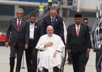 Arrestan en Indonesia a siete sospechosos de querer asesinar al papa Francisco con arcos y flechas