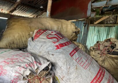 Capturan a nacional haitiano y confiscan cien sacos de carbón en operativo de control en la Altagracia