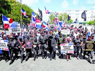 Dominicanos marchan exigiendo el cese de la migración masiva ilegal desde Haití