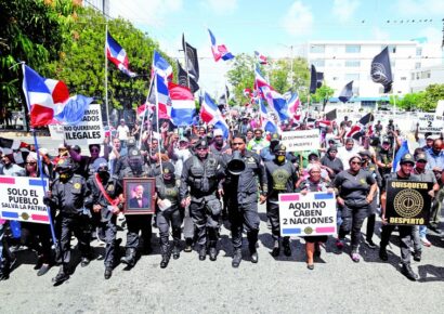 Dominicanos marchan exigiendo el cese de la migración masiva ilegal desde Haití