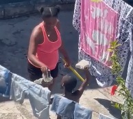 Mujer castiga a su hijo menor de edad en SDE: En el sol y sosteniendo un block