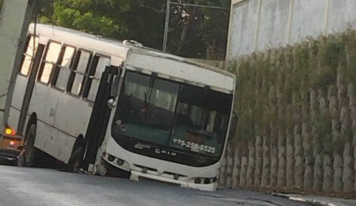 Se abre socavón en calle de Santiago; autobús queda atrapado