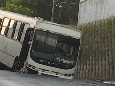 Se abre socavón en calle de Santiago; autobús queda atrapado