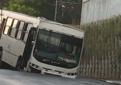 Se abre socavón en calle de Santiago; autobús queda atrapado