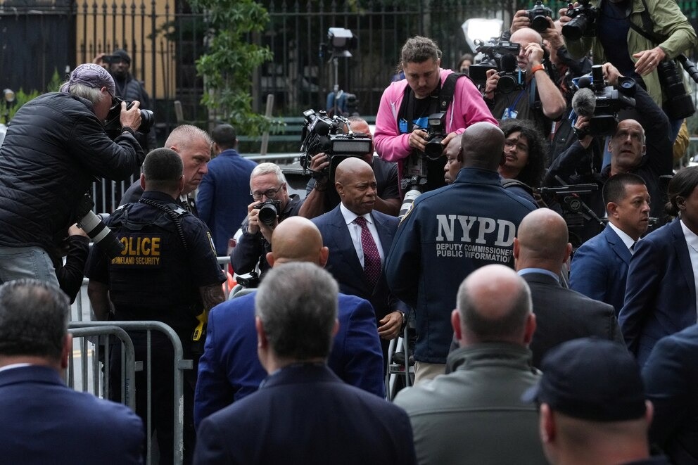 El alcalde de Nueva York enfrenta cargos de corrupción en tribunal ...