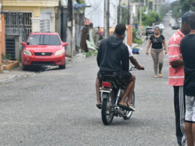 Vecinos de Santo Domingo Norte denuncian banda en escuelas y corrupción en reparaciones eléctricas