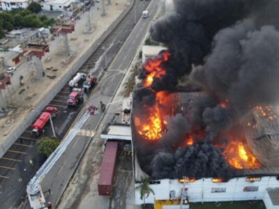 Gran incendio en nave industrial de zona franca en Moca; Bomberos trabajan en la extinción