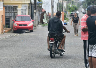 Vecinos de Santo Domingo Norte denuncian banda en escuelas y corrupción en reparaciones eléctricas