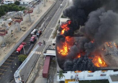 Gran incendio en nave industrial de zona franca en Moca; Bomberos trabajan en la extinción