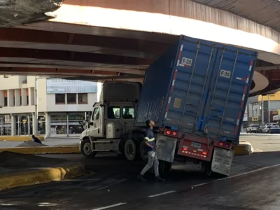 Patana queda atascada en la Av. Luperón provoca seria congestión en ambos sentidos