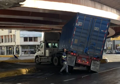 Patana queda atascada en la Av. Luperón provoca seria congestión en ambos sentidos