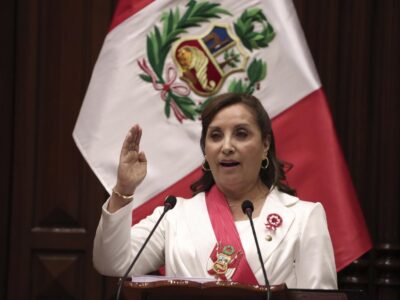 Manifestantes atacan con piedra el vehículo de la presidenta peruana Dina Boluarte