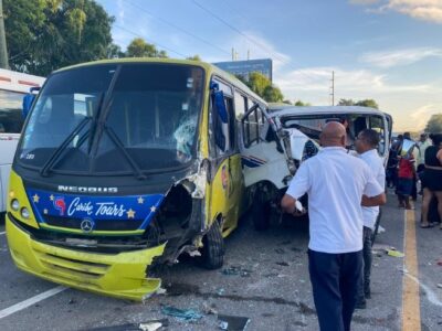 Accidente múltiple en la Autopista 6 de Noviembre deja cuatro heridos