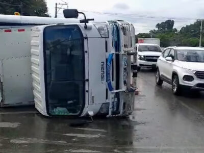 Se vuelca camión de carga en la autopista Duarte, tramo Cabirmota-La Vega