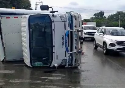Se vuelca camión de carga en la autopista Duarte, tramo Cabirmota-La Vega