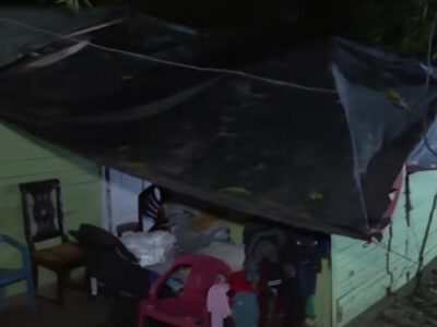 «Desastre en Los Alcarrizos: Árbol derrumba vivienda y deja a familia de 9 a la intemperie»