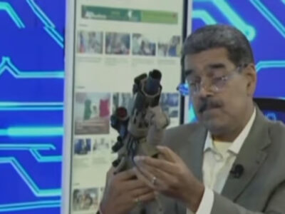 Maduro muestra un fusil que supuestamente introdujo EE.UU. en Venezuela