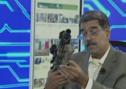 Maduro muestra un fusil que supuestamente introdujo EE.UU. en Venezuela