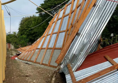 Escuela en Bánica sufre daños por intensas lluvias y requiere asistencia urgente