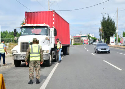 Intrant refuerza prohibición de vehículos pesados en zona de acceso restringido