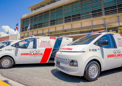 Miriam Germán dona 10 ambulancias al Inacif para mejorar la atención sanitaria