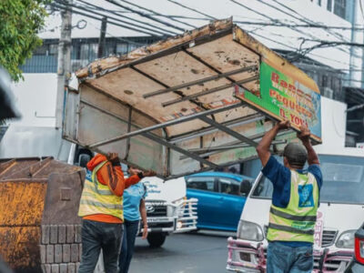 Alcaldía del DN y Ministerio de Hacienda demuelen bancas que ocupaban la acera en la Avenida Albert Thomas