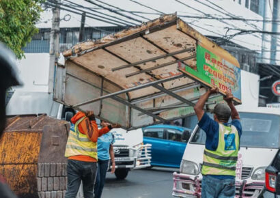 Alcaldía del DN y Ministerio de Hacienda demuelen bancas que ocupaban la acera en la Avenida Albert Thomas