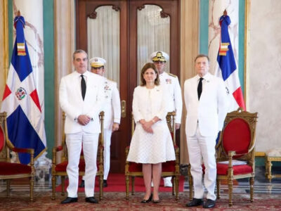 Luis Abinader y Raquel Peña reciben a nuevos embajadores en un acto oficial