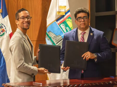 Alcaldía de SDE firma acuerdo para la prevención de la basura marina