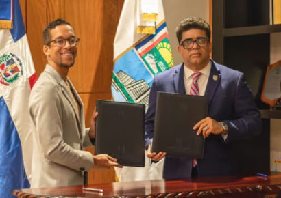 Alcaldía de SDE firma acuerdo para la prevención de la basura marina