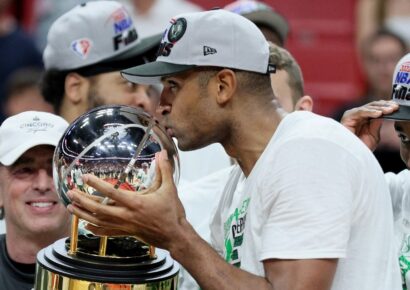 Al Horford regresa a RD con el trofeo de la NBA