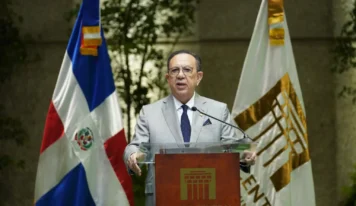 El gobernador Valdez Albizu celebra medio siglo de trayectoria en el Banco Central