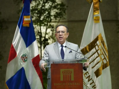 El gobernador Valdez Albizu celebra medio siglo de trayectoria en el Banco Central