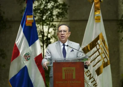 El gobernador Valdez Albizu celebra medio siglo de trayectoria en el Banco Central