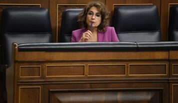 «Las muecas de María Jesús Montero: Un momento viral en el Congreso»