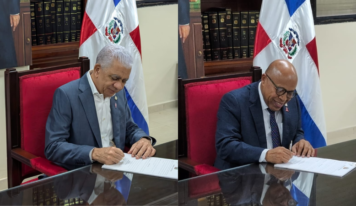 Alfredo Pacheco y Ricardo de Los Santos firman la nueva Constitución